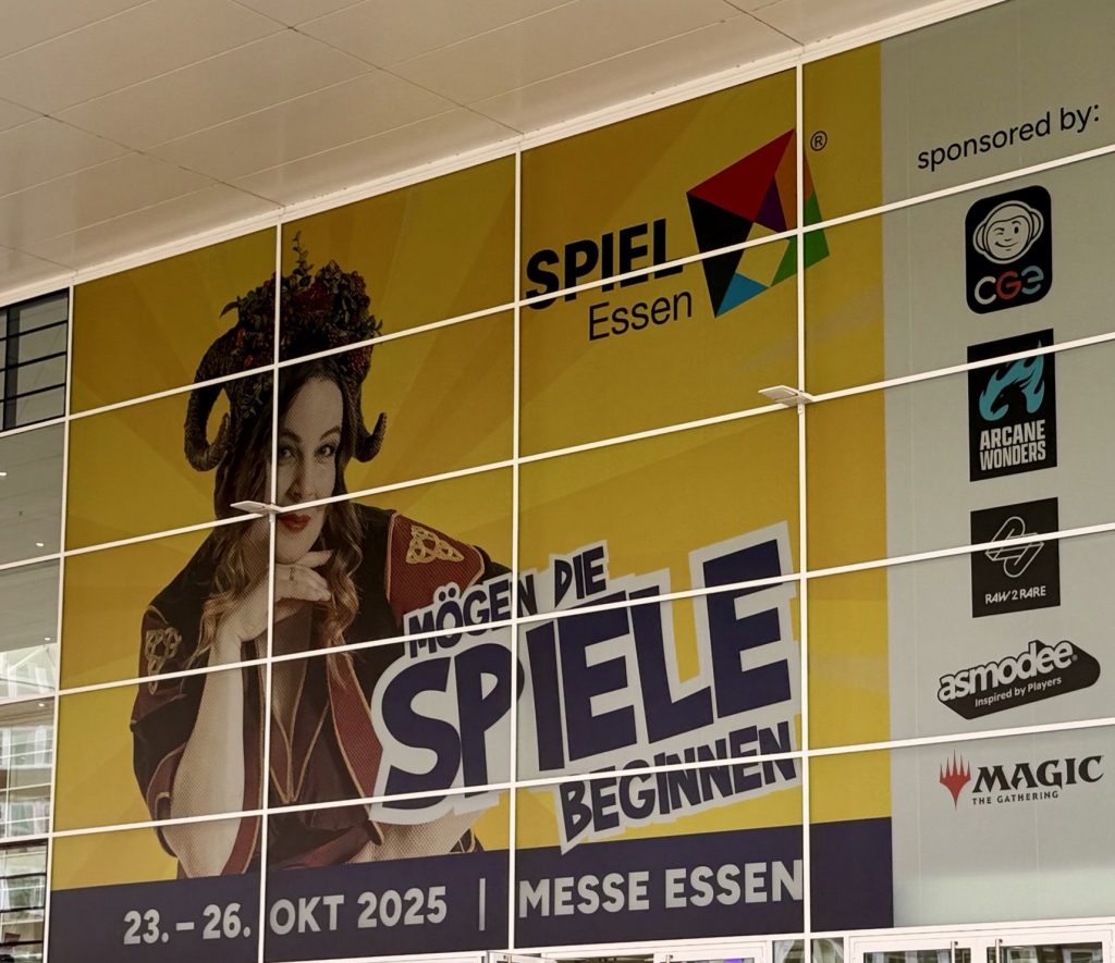 Essen 2025 Jour 1: Thebai, Compile, Magazine, Kingdom crossing, Metro Bingo…